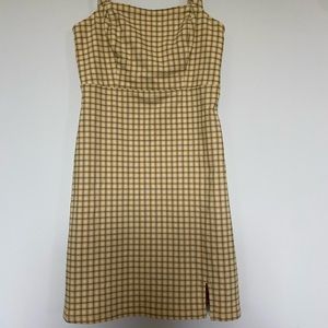 This a plaid dress it is yellow white and black its from Hollister size is XS